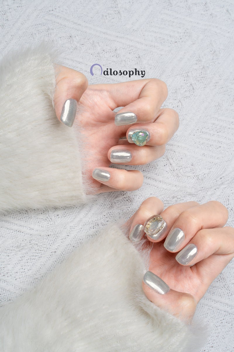 Nailosophy أظافر ضغط فاخرة مصنوعة يدويًا بعيون قط فضية مع جواهر قلب عتيقة | شكل مربع - Image 3
